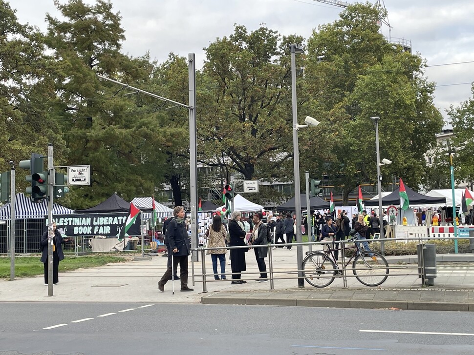 프랑크푸르트 도서전이 열린 행사장 반대편에서 벌어진 ‘팔레스타인 해방 도서전’.