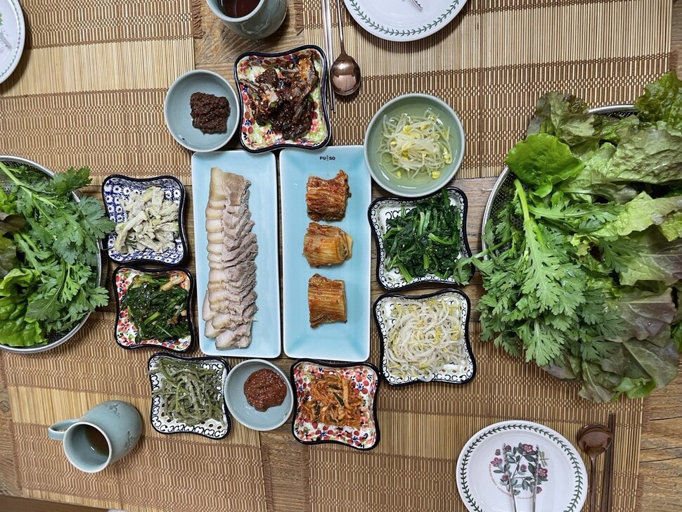 내미농박 주인장 이호남씨가 내놓은 점심. 그의 텃밭에는 36가지 채소가 심겨 있다. 손님들은 직접 상추, 쑥갓 등을 따서 식사 때 고기를 싸 먹는다.