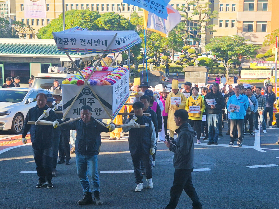 지난 10일 제주 제2공항을 상징하는 상여를 맨 앞에서 맨 김승규 성산읍농민회장이 다른 농민들과 함께 제주시 연동 제주도청 안으로 들어서고 있다. 서보미 기자