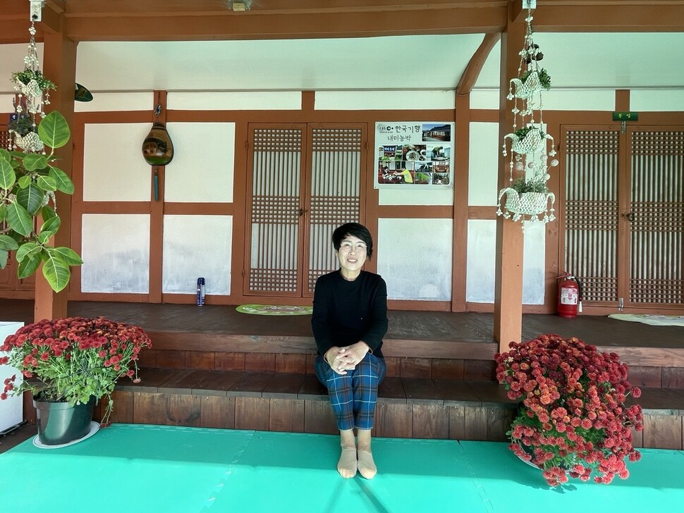 내미농박 주인장 이호남씨가 지난 7일 한겨레와 인터뷰한 뒤 숙소 앞에서 기념 촬영을 하고 있다. 그는 “반값여행의 밑바탕은 강진 푸소다. 강진 푸소가 있기에 반값여행 등 모든 사업이 잘된다”고 말했다.​