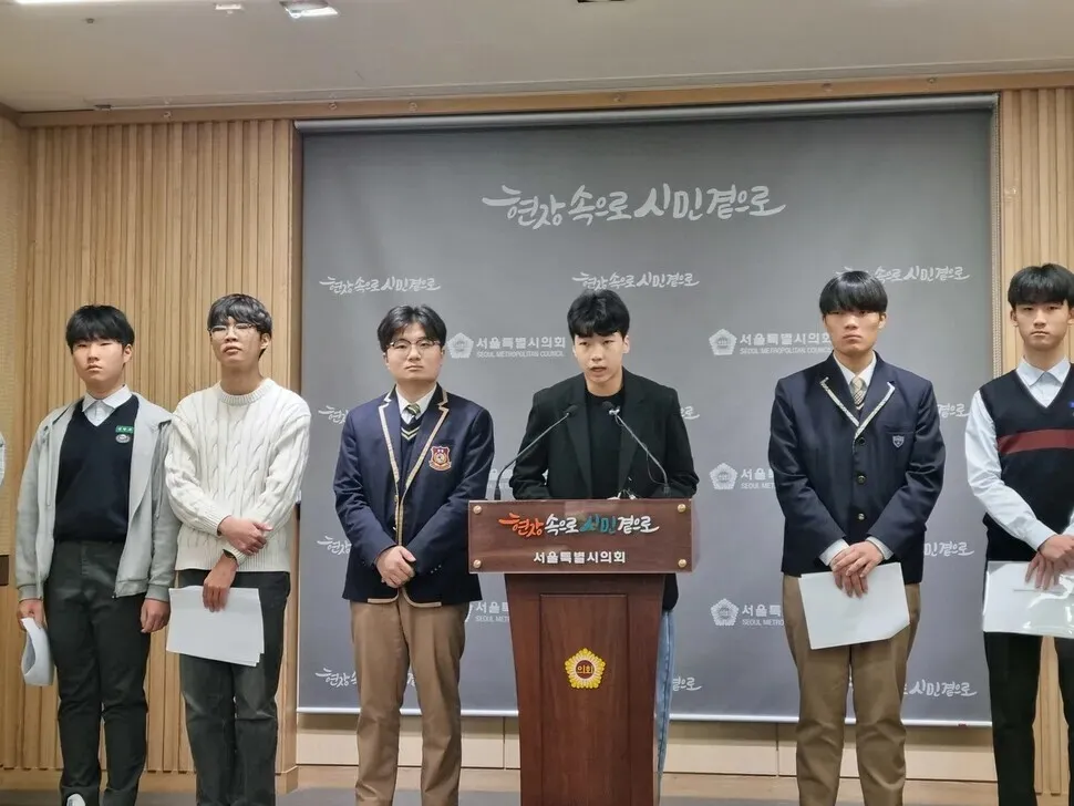 On Nov. 22, 2025, Min Ji-hwan, 17, speaks at a press conference by the Democratic Youth Network calling for the repeal of a proposed ordinance that would allow academies to keep students until midnight. (Ko Na-rin/Hankyoreh)