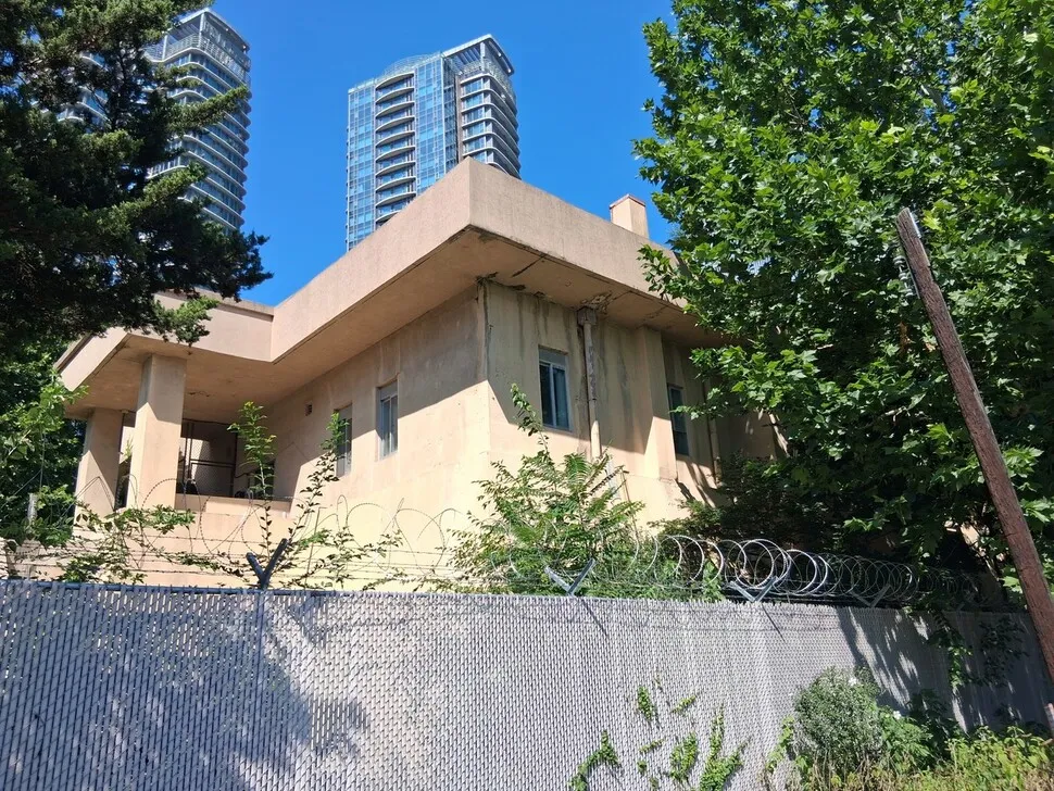 용산 아파트 단지 바로 앞에 80년 된 일제 '아방궁 벙커'가 서 있다