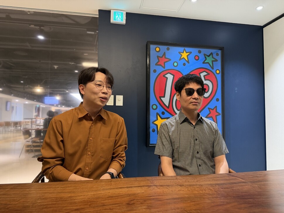 지난 7일 서울 여의도 한 카페에서 인터뷰하는 하모니카 연주자 전제덕(오른쪽)과 박종성. 기독교방송(CBS) 제공