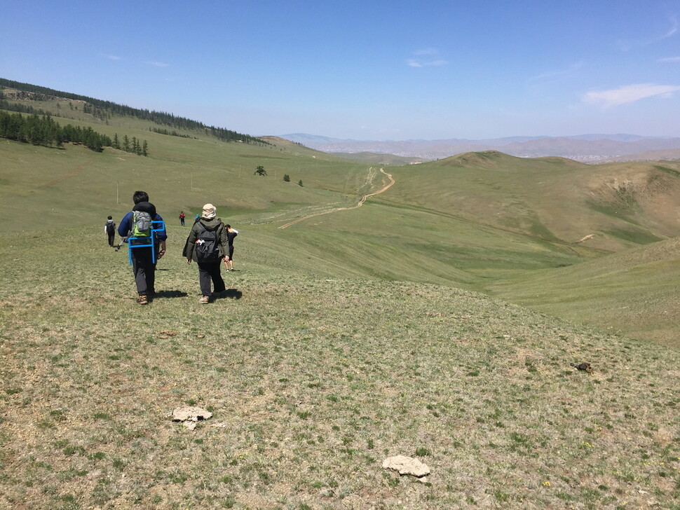Members of Jeju’s Olle Trail explore trails in Mongolia (provided by Jeju Olle)