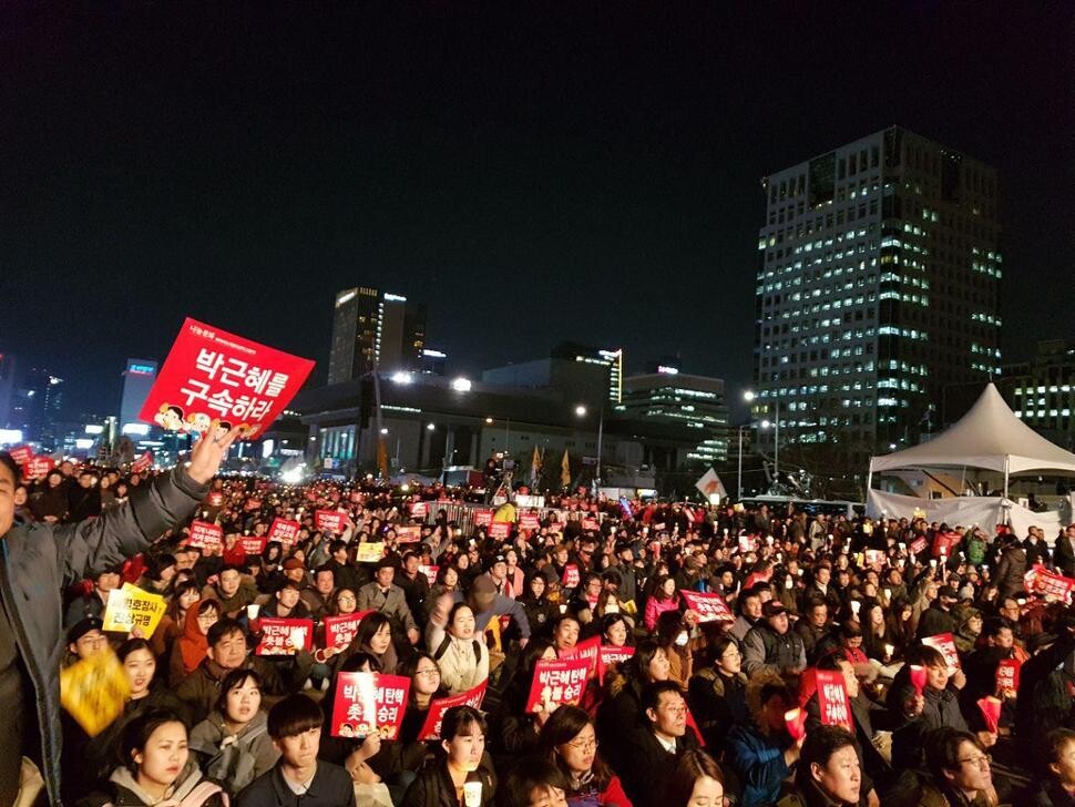 Candlelight demonstrators enjoy their victory at Gwanghwamun Square on Mar. 10
