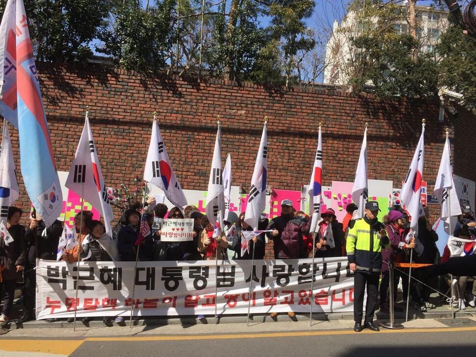 of former President Park Geun-hye demonstrate in front of Park’s house in Seoul’s Gangnam district