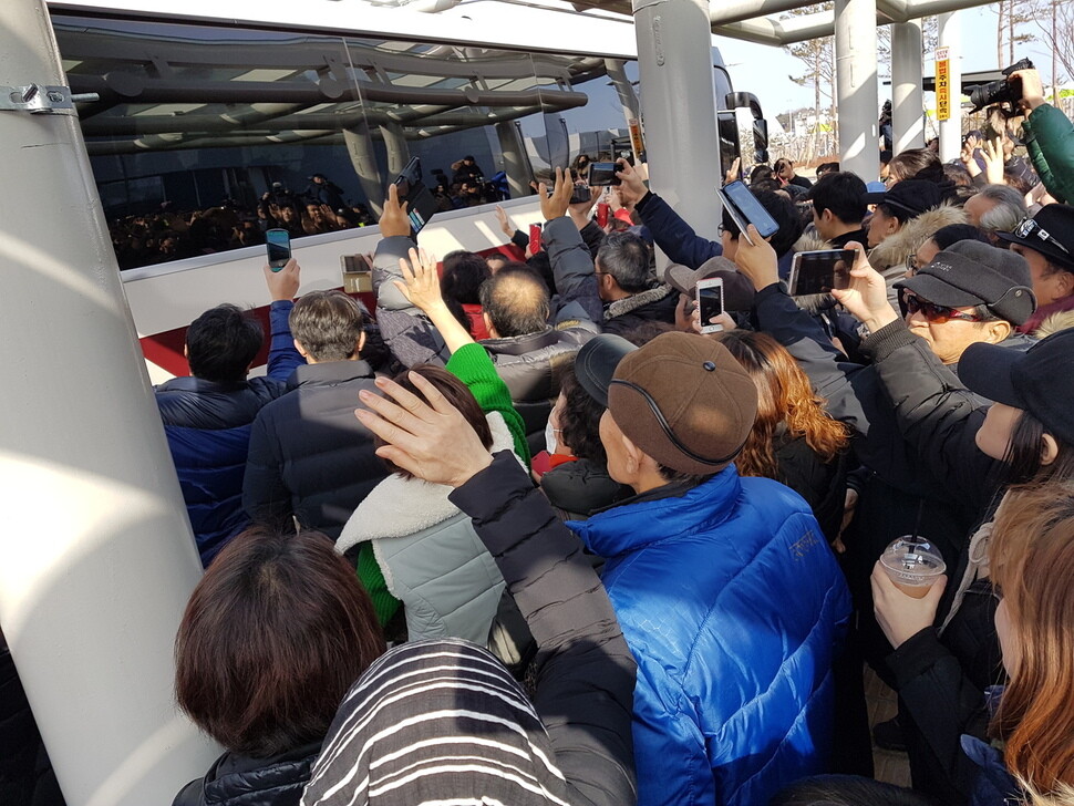 Citizens wave to a bus carrying members of the North Korean advance team at Gangneung Station on Jan. 21. (by Park Soo-hyuk