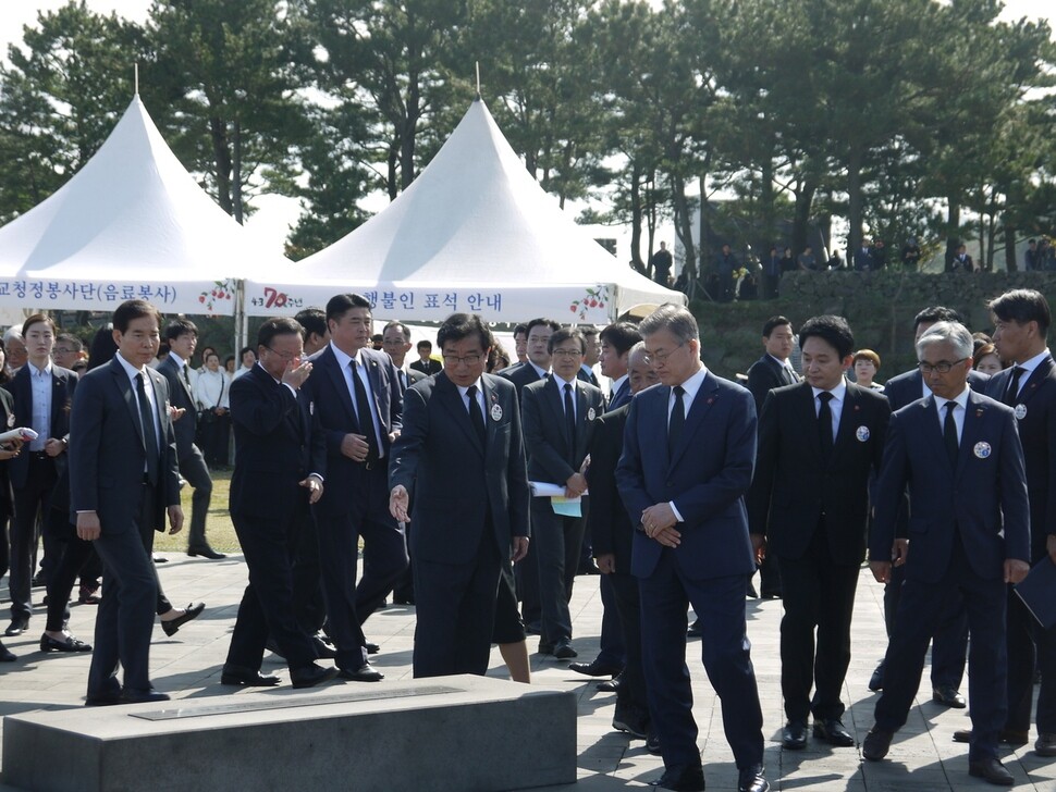 President Moon Jae-in looks at a memorial marker to the victims of the Jeju Uprising at the Apr. 3 Peace Park during the 70th anniversary memorial event. The park honors those victims whose bodies were never found.