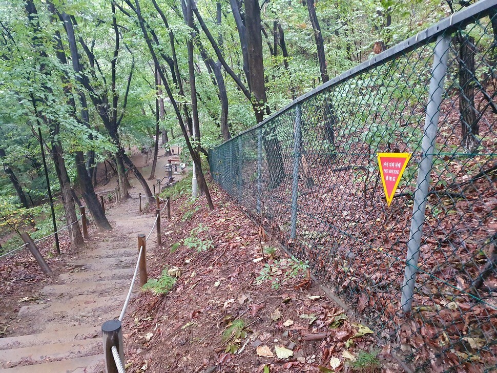A fence marks an area potentially containing land mines on a hiking trail on Mt. Umyeon in Seoul. (Chai Yoon-tae