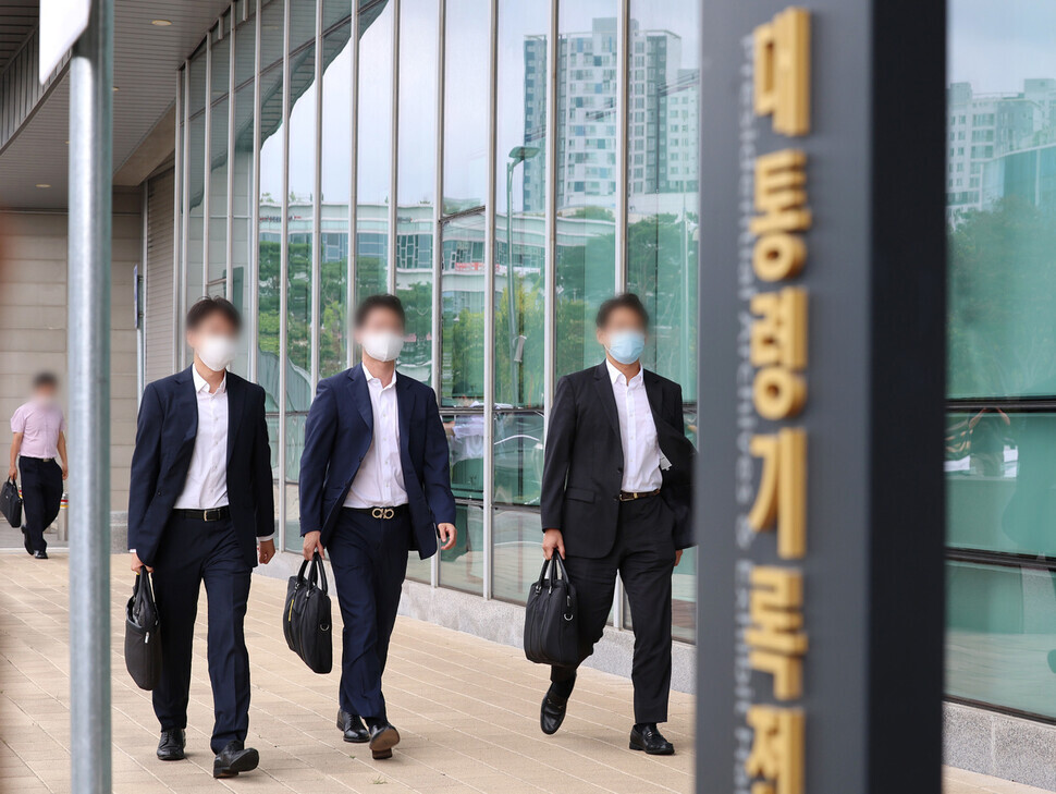 Prosecutors with the Daejeon District Prosecutors’ Office walk into the Presidential Archives in Sejong on Aug. 19 to perform a search and seizure regarding the decision to shutter a nuclear plant in Wolseong early. (Yonhap News)