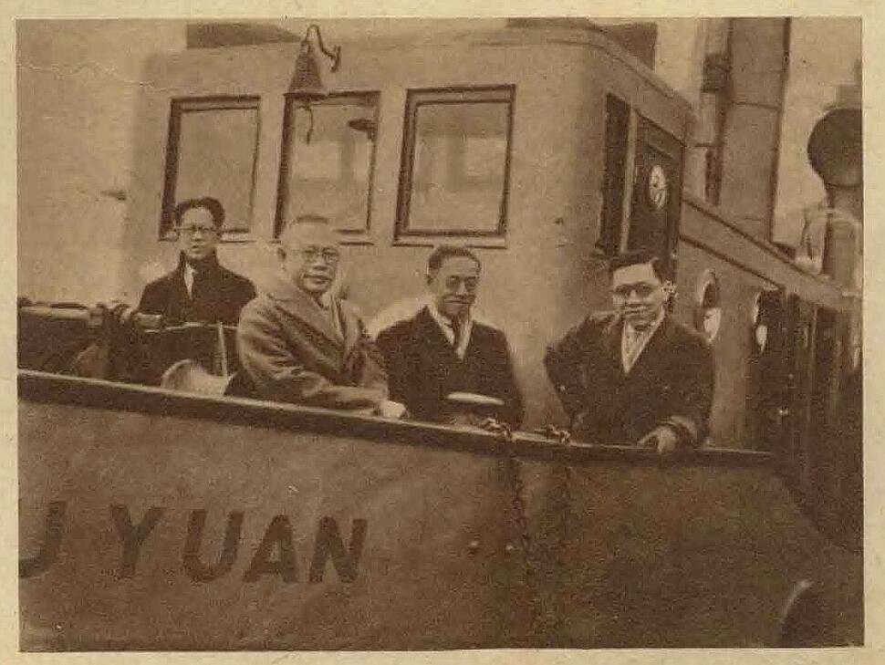 우롄테(왼쪽 둘째)와 맏아들 창겅(왼쪽 셋째), 1935년. 위키미디어 커먼스