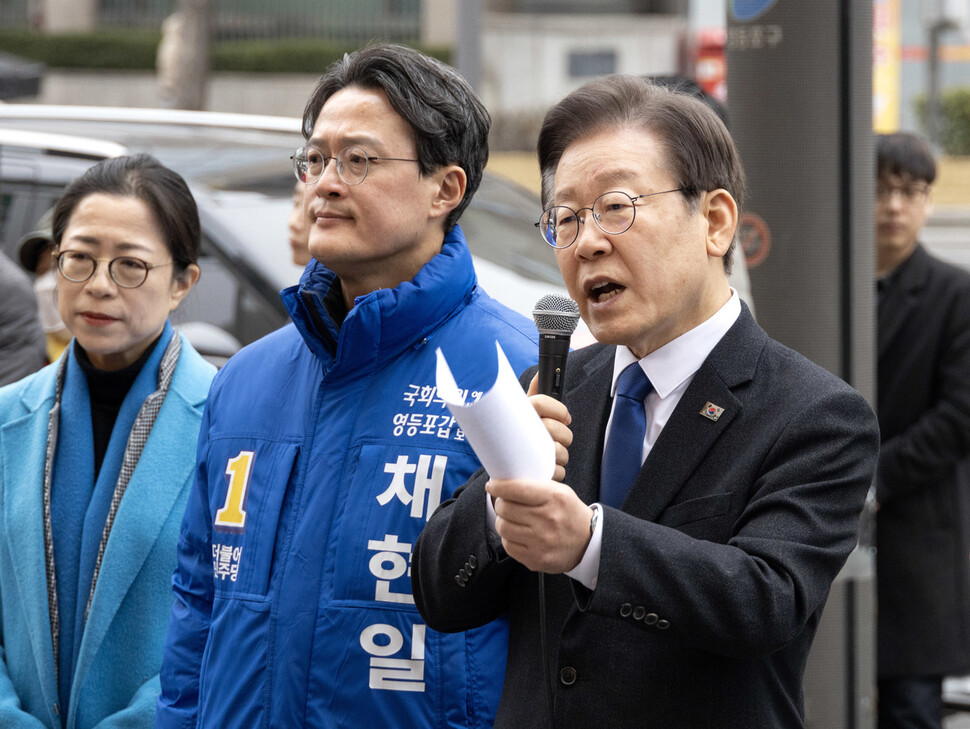 이재명 더불어민주당 대표가 3월5일 서울 영등포역 앞에서 긴급 현장기자회견을 하고 있다. 이 대표는 윤석열 대통령이 전국을 돌며 관건 선거를 하고 있다고 비난했다. 공동취재사진