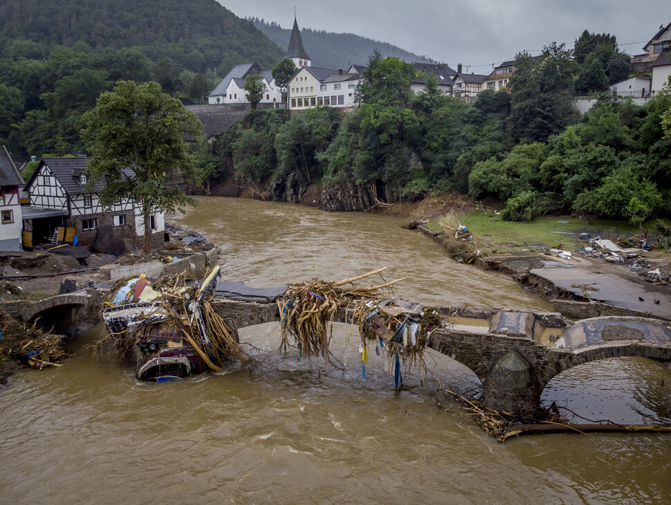 지난 7월16일 홍수 피해로 훼손된 독일 슐트 아흐르강 다리 모습. 연합뉴스/AP