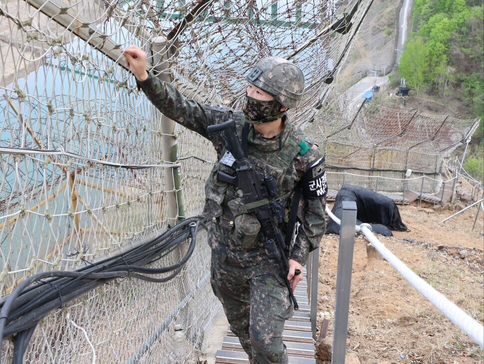 A soldier in the Army’s 7th Infantry Division conducts an inspection of fencing around a general outpost. (courtesy of the ROK Army)