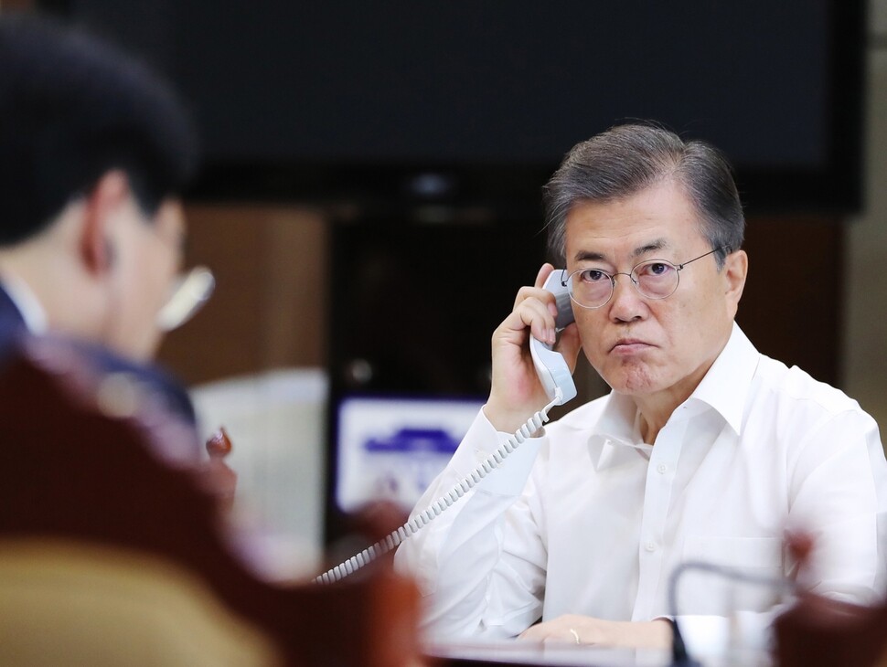 President Moon Jae-in discusses the recent North Korean missile launch during a phone call with Japanese Prime Minister Shinzo Abe on Aug. 30.  (provided by Blue House)