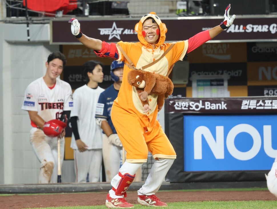 Southern League All -Star Park Jae -hyun (KIA Tigers) is going to the mound by wearing a monkey outfit at the 2025 KBO Futures All -Star Game held at Hanwha Life Ball Park in Daejeon on the 11th. Yonhap News