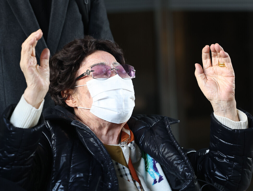 Lee Yong-soo, a survivor of the Japanese military’s “comfort women” system of sexual slavery, rejoices after the Seoul High Court rules in favor of her and other plaintiffs in a compensation case on Nov. 23. (Yonhap)