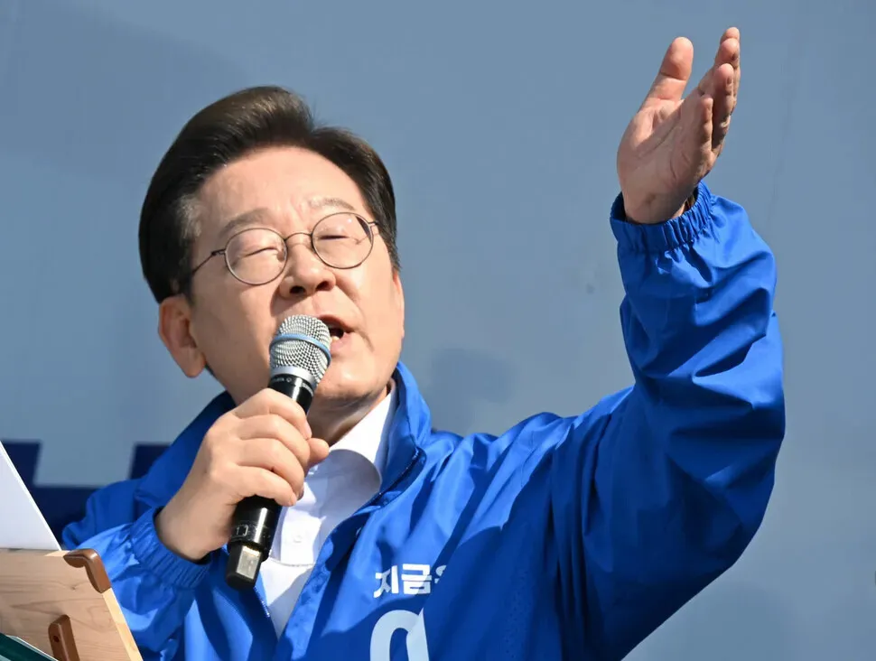 Lee Jae-myung, the Democratic Party’s nominee for president, stumps in Hwaseong, Gyeonggi Province, on May 12, 2025. (pool photo)