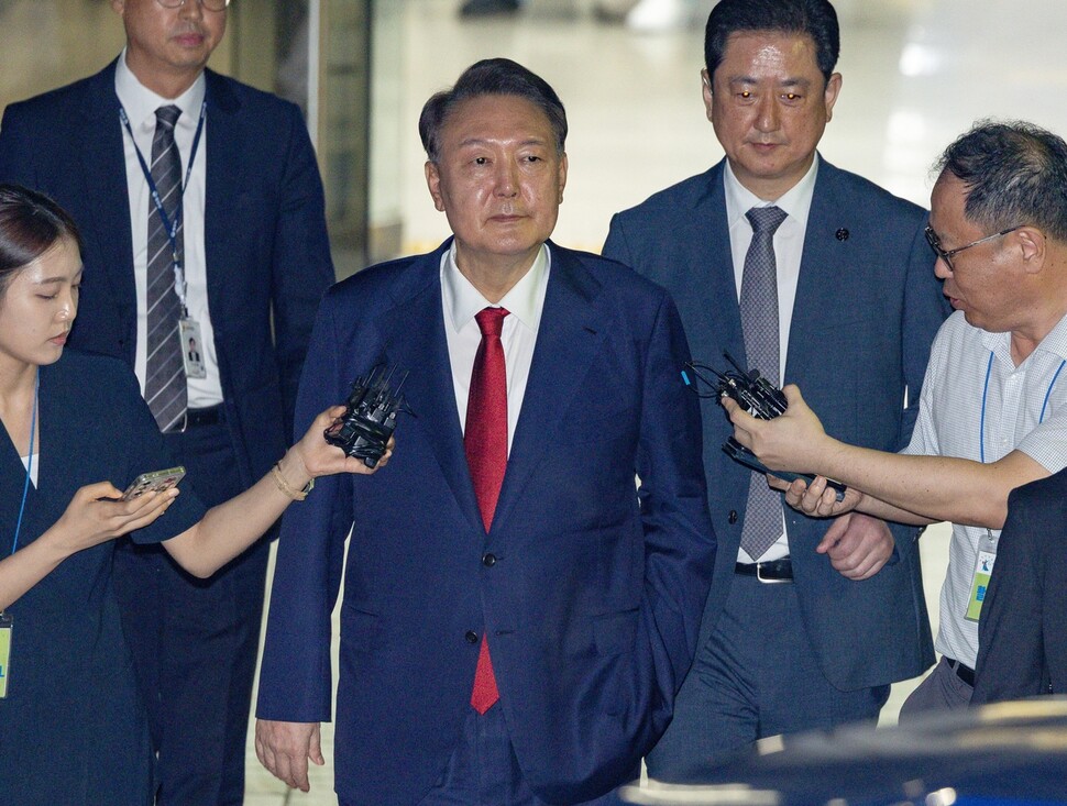 윤석열(가운데)이 2025년 7월9일 서울중앙지방법원에서 열린 영장실질심사를 마친 뒤 서울구치소로 향하고 있다. 사진공동취재단