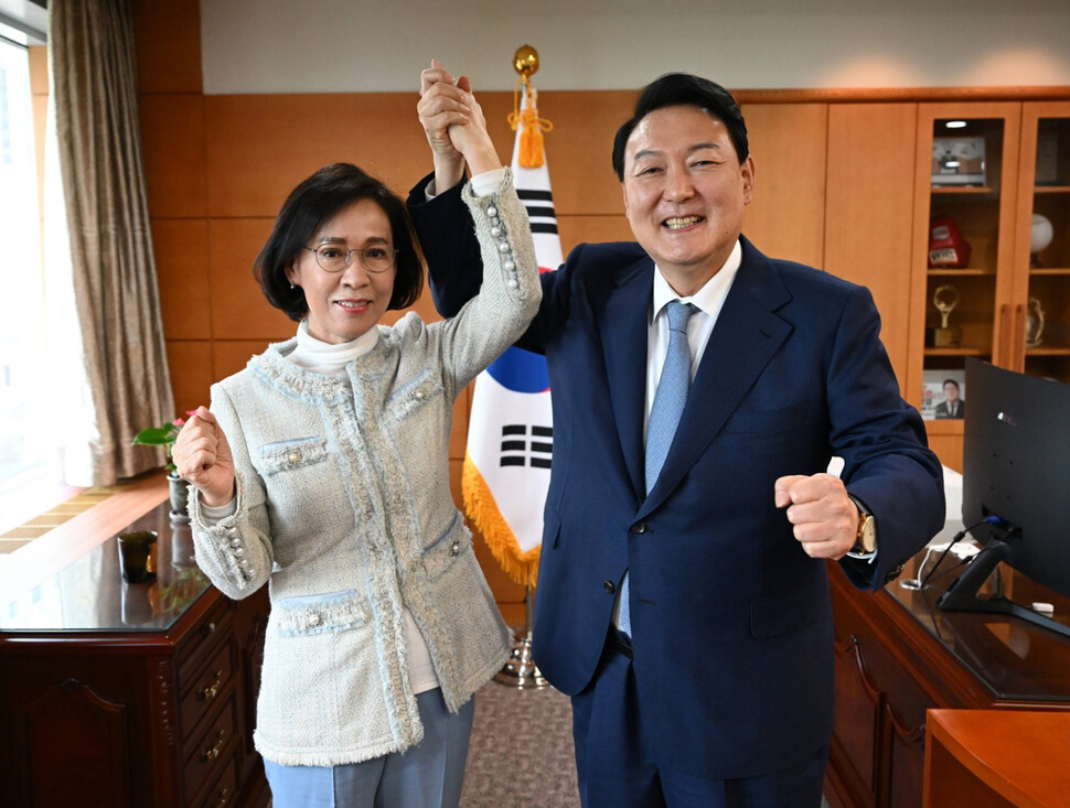 이인선 국민의힘 대구 수성을 의원이 대통령직인수위 시절 윤석열 당선인과 포즈를 취하고 있다. 이인선 의원 페이스북 갈무리