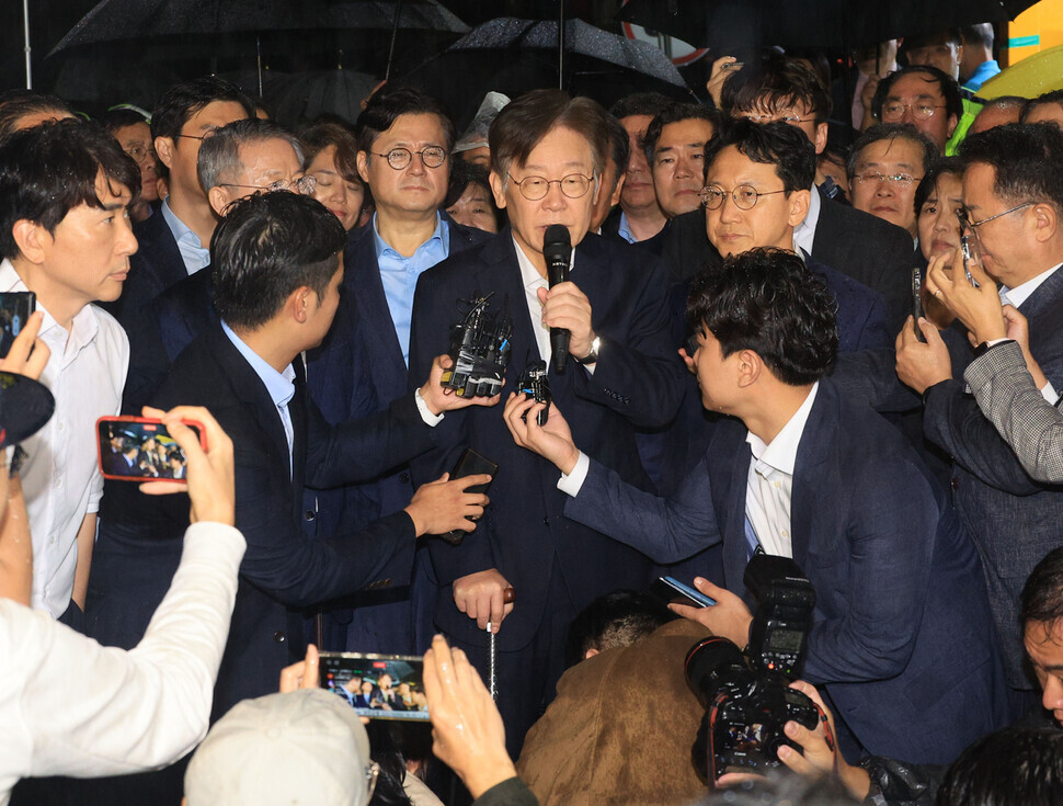 Democratic Party leader Lee Jae-myung speaks to the press outside the Seoul Detention Center in Uiwang after a court rejected a request for an arrest warrant against him on Sept. 27. (Yonhap)