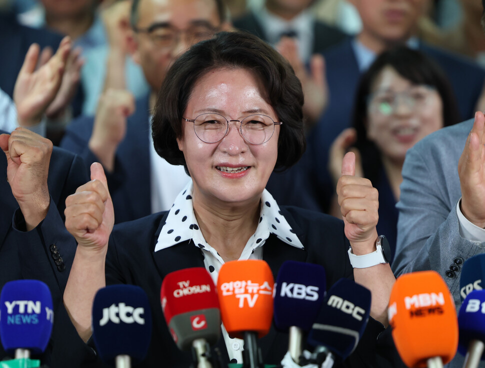 6·3 지방선거 경기지사에 출마한 더불어민주당 추미애 후보가 4일 경기도 수원시 선거사무소에서 당선이 확실시되자 기뻐하고 있다. 연합뉴스