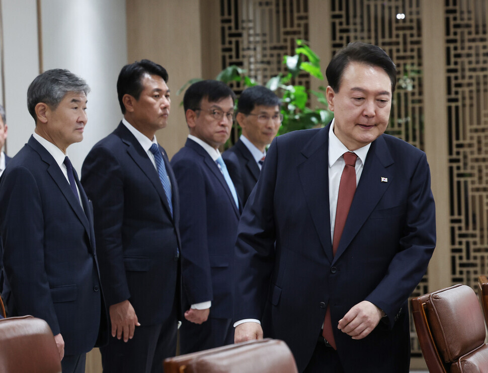 President Yoon Suk-yeol of South Korea heads to his seat for the summit with Japan held at the Seoul presidential office on May 7. Behind him are Cho Tae-yong, national security advisor; Kim Tae-hyo, the principal deputy national security advisor; and Choi Sang-mok, presidential secretary for economic affairs. (Yonhap)
