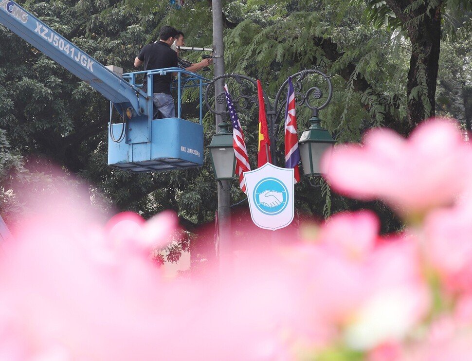 Vietnamese government employees set up a CCTV system near the State Guest House in Hanoi in preparation for the second North Korea-US summit on Feb. 19. (Yonhap News)