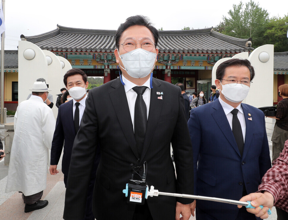 Democratic Party leader Song Young-gil attends a commemorative ceremony to mark the 41st anniversary of the Gwangju Uprising at the May 18 National Cemetery on Tuesday. (Yonhap News)