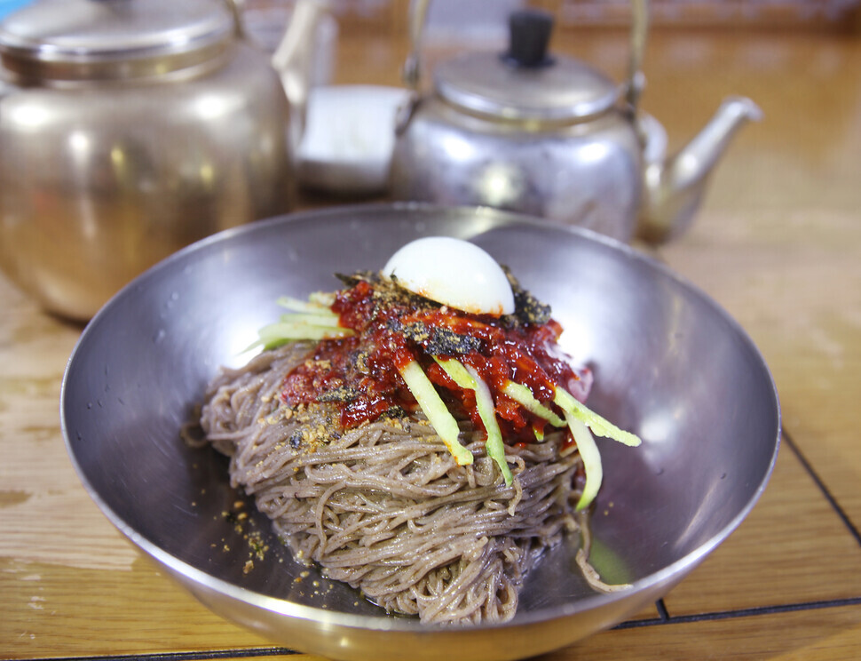 The makguksu at Danyang Myeonok is topped with seasoned flounder. (Park Mee-hyang/The Hankyoreh)