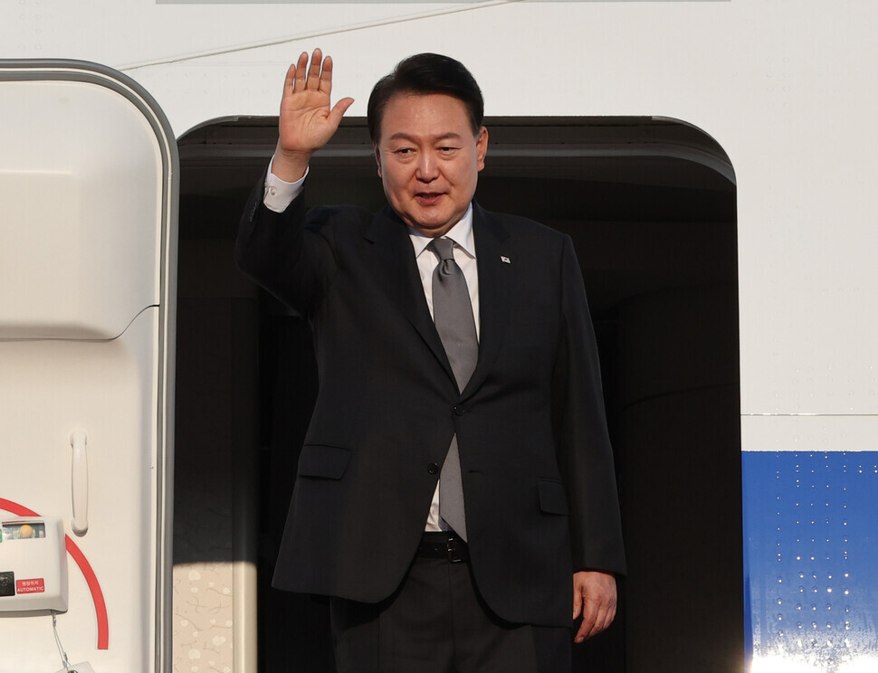 President Yoon Suk-yeol waves as he boards the presidential jet at Seoul Air Base in Seongnam on Aug. 17 to head to the US for a trilateral summit with Japan. (Yonhap)