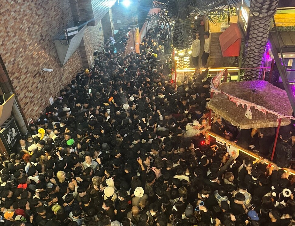 People can be seen jam-packed in the road near Hamilton Hotel in Itaewon on Oct. 29. (Yonhap)