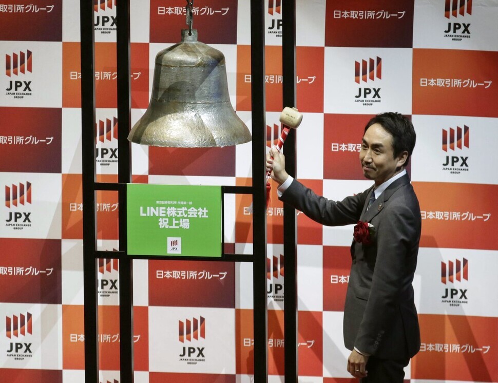 Takeshi Idezawa, president and CEO of Line Corp., rings the opening bell for the Tokyo Stock Exchange on July 15, 2016. The Naver subsidiary debuted on the “first section” of the exchange that day. (EPA/Yonhap)