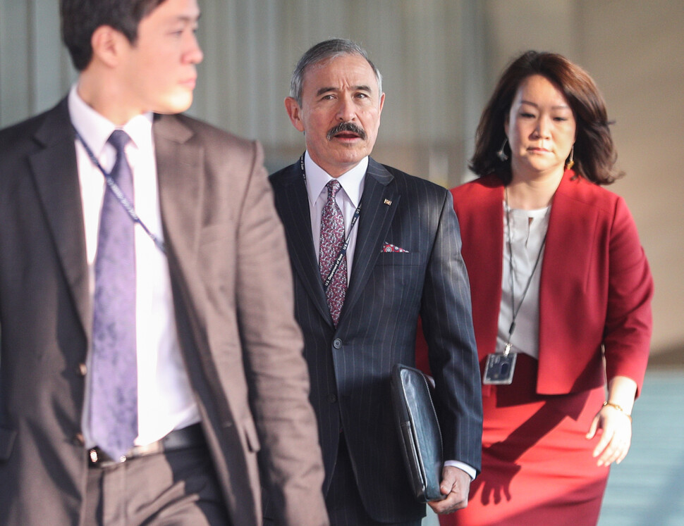 해리 해리스 주한 미국대사(가운데)가 2019년 11월6일 서울 외교부 청사로 들어서고 있다. 연합뉴스