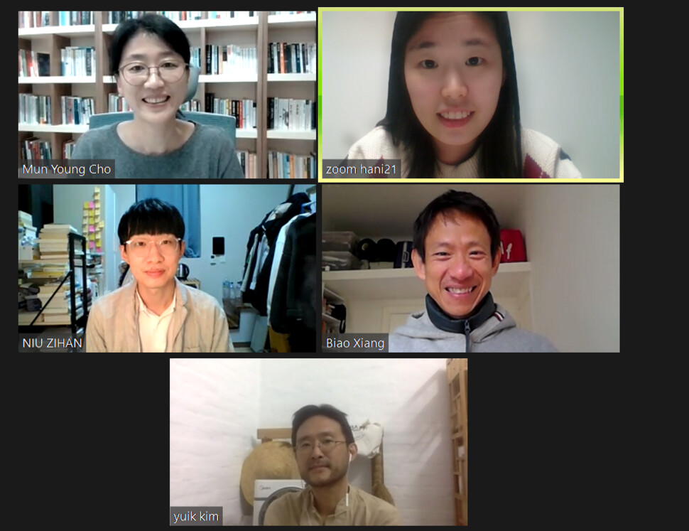 Cho Mun-young and Xiang Biao speak to the Hankyoreh’s reporter over zoom, with Niu Zihan and Kim Yu-ik, who co-translated Xiang’s “Self as Method” into Korean, interpreting the call. (Zoom screencapture)