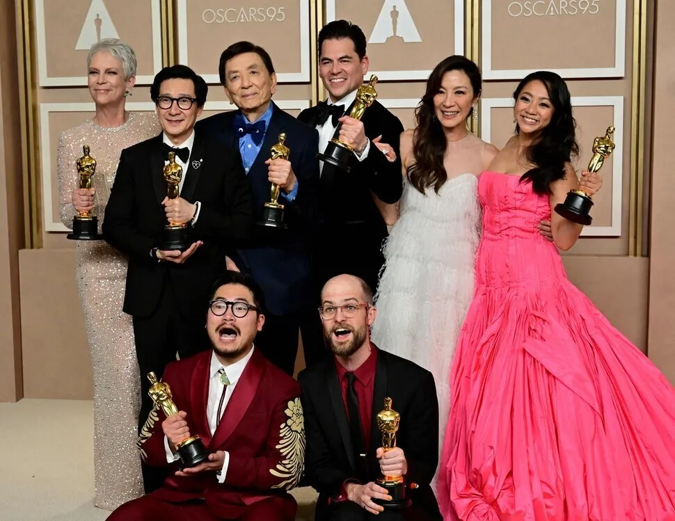 Cast and crew from “Everything Everywhere All At Once” pose with their Oscar trophies outside the Dolby Theater in Los Angeles, California, on March 12 (local time) after sweeping seven categories. (AFP/Yonhap)