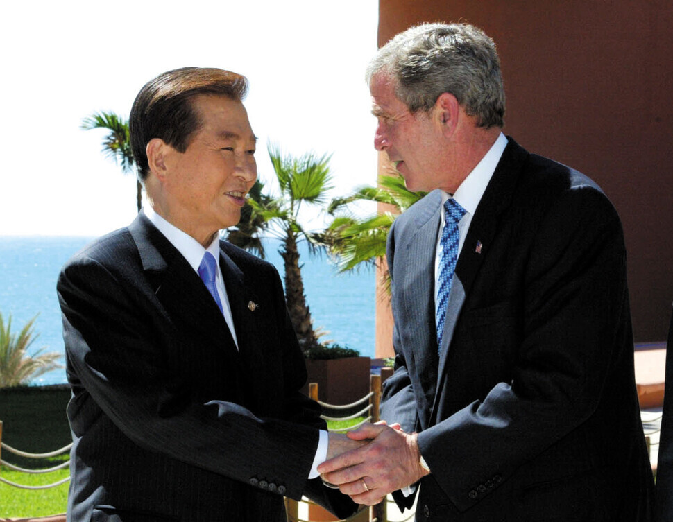 South Korean President Kim Dae-jung and US President George W. Bush (The Hankyoreh photo archive)