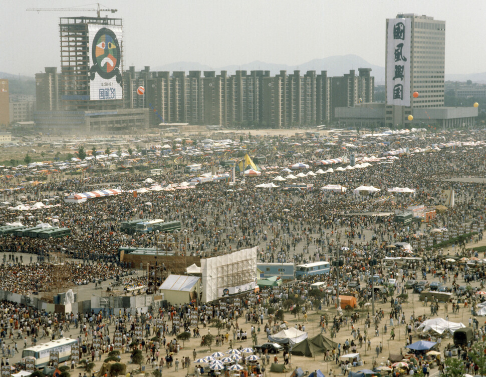 A view of the Gukpung 81 festival held Yeouido in 1981 (Yonhap News)
