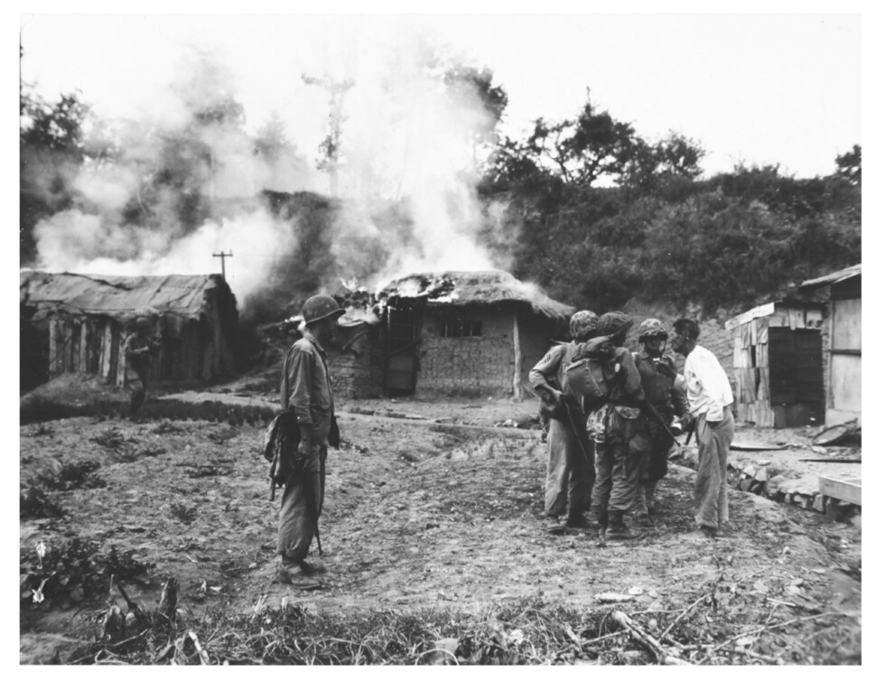 1950년 9월15일, 인천상륙작전에 성공한 미군이 월미도에서 통역을 통해 주민에게 현지 정보를 캐고 있다. 뒤로 불타고 있는 민가들이 보인다. 강성현 제공