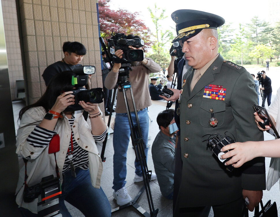 이종섭 국방부 장관의 지시를 받아 최종적으로 박정훈 해병대 전 수사단장에게 조사 결과의 이첩 보류를 지시한 사람은 김계환 해병대 사령관이었다. 김 사령관이 2024년 5월4일 채 상병 사건 외압 의혹에 대한 조사를 받으려고 경기도 정부과천청사 고위공직자범죄수사처에 출석하고 있다. 연합뉴스