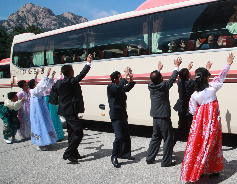 North Koreans bid their farewells to South Korean family members on their return bus. (photo pool)