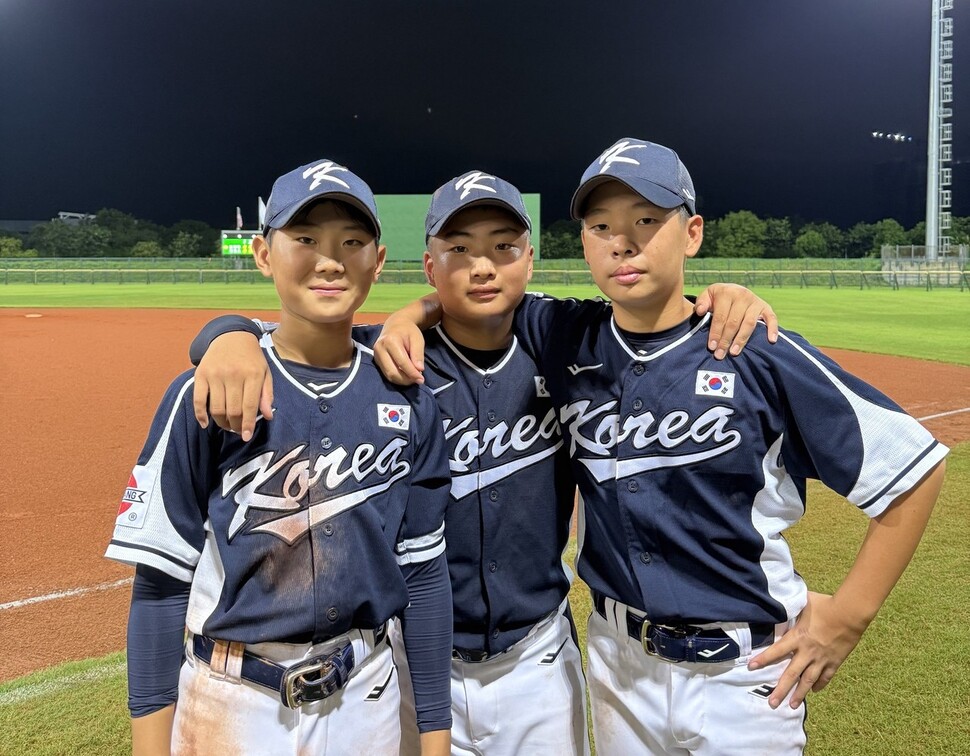 Ha Jung -woo, Lee Jae -seung, and Hong Sung -hyun (from left) who participated in the 2025 World Baseball Softball Federation (WBSC) World Youth Baseball Championship (U12). Provided by the Korean Baseball Softball Association