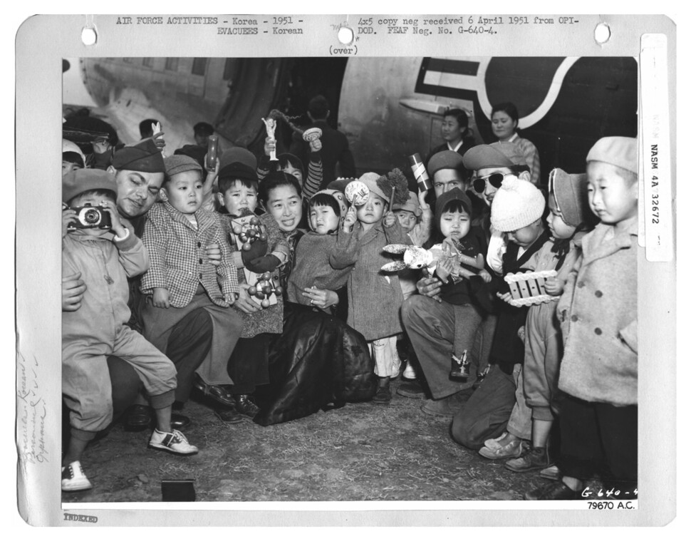 1951년 3월, 제주에서 미군이 촬영한 사진. “장난감이 제주에 있는 전쟁 고아들을 행복하게 했다. 수백 개의 선물이 제5공군으로 계속 들어오고 있다”는 캡션(사진 설명)이 달렸다. 푸른역사 제공