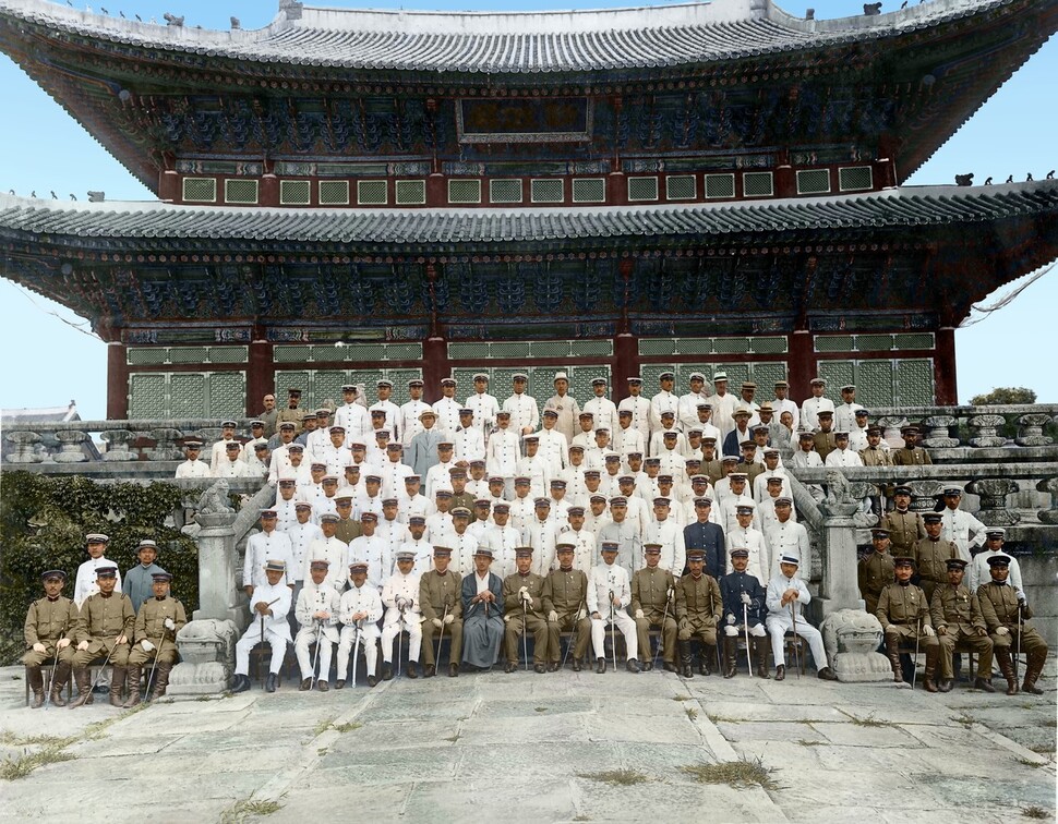 1920년 일본 군대가 점령군의 위용을 과시하고자 경복궁 안에서 기념 촬영을 하고 있다. © Hsu Chung Mao Studio Taiwan