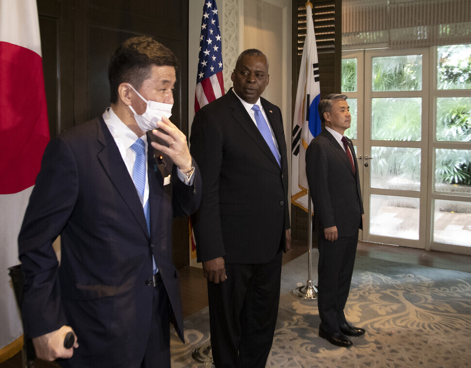 South Korean Minister of Defense Lee Jong-sup (right) stands for a photo with US Secretary of Defense Lloyd Austin (center) and Japanese Defense Minister Nobuo Kishi (left) ahead of trilateral talks during the Shangri Las Dialogue in Singapore on June 11, 2022. (Yonhap News)