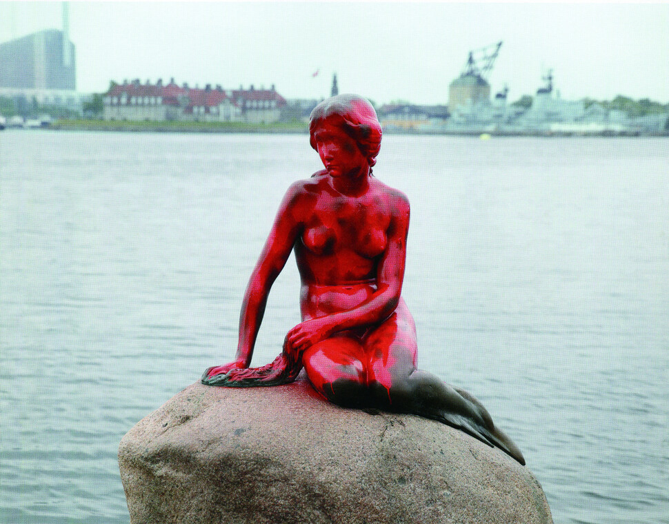 붉게 칠해진 인어공주. 2017년 5월30일 덴마크 코펜하겐의 인어공주 동상이 붉은 페인트를 뒤집어쓴 채 발견되었다. 고래잡이 반대 메시지가 함께 남겨져 있었다. 코펜하겐의 공식 문화 관광안내책자는 이를 표지사진으로 사용했다. 덴마크가 의사를 자유롭게 표현할 수 있는 국가임을 홍보하며 동시에 시위대 주장에 대한 반응이기도 하다. 2017년 8~10월호 표지. 한길사 제공
