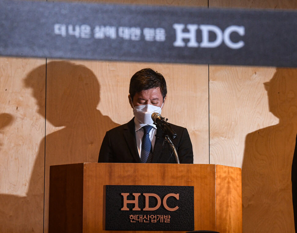 정몽규 에이치디씨(HDC)현대산업개발 회장이 17일 서울 용산사옥 대회의실에서 광주 아파트 외벽 붕괴 사고 관련 대국민 사과를 하고 있다. 이날 정 회장은 사퇴 의사를 밝혔다. 공동취재사진