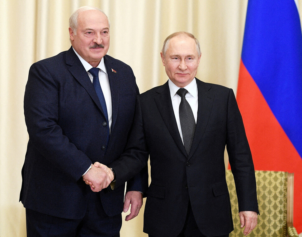 블라디미르 푸틴 러시아 대통령(오른쪽)과 알렉산드르 루카셴코 벨라루스 대통령이 지난 2월 만나 악수하고 있다. 모스크바/로이터 연합뉴스