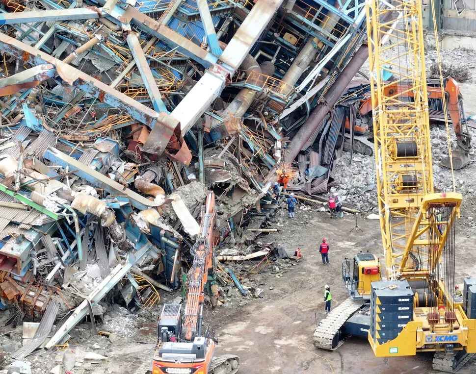 [Reportage] Week after collapse, recovery efforts at Ulsan plant continue