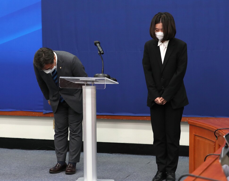 윤호중(왼쪽)·박지현 더불어민주당 공동비상대책위원장이 2022년 5월12일 저녁 국회 당대표실에서 성폭력 의혹으로 제명된 박완주 의원과 관련해 고개 숙여 사과하고 있다. 한겨레 강창광 선임기자